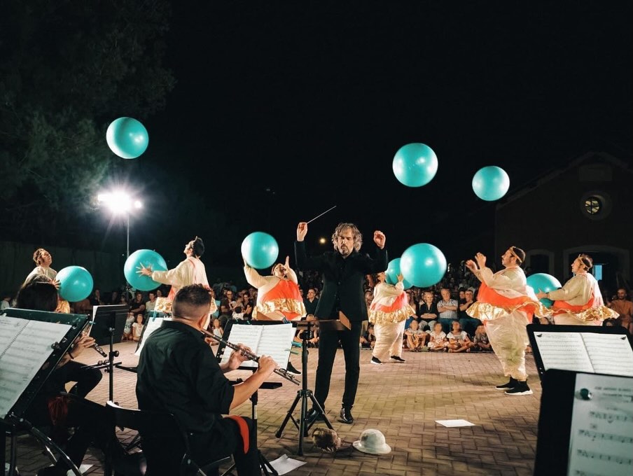 'Orquestra de Malabares' dirixida por Pablo Reboleiro. Foto: PistaCatro. 'Orquestra de Malabares' dirixida por Pablo Reboleiro. Foto: PistaCatro.