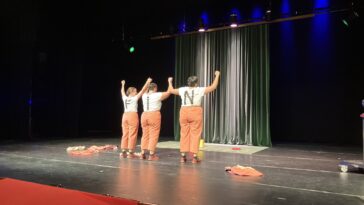 Derradeira función de A Panadaría en Tui con 'As que limpan'. Foto: Roberto Pascual.