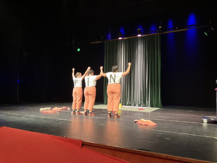 Derradeira función de A Panadaría en Tui con 'As que limpan'. Foto: Roberto Pascual.