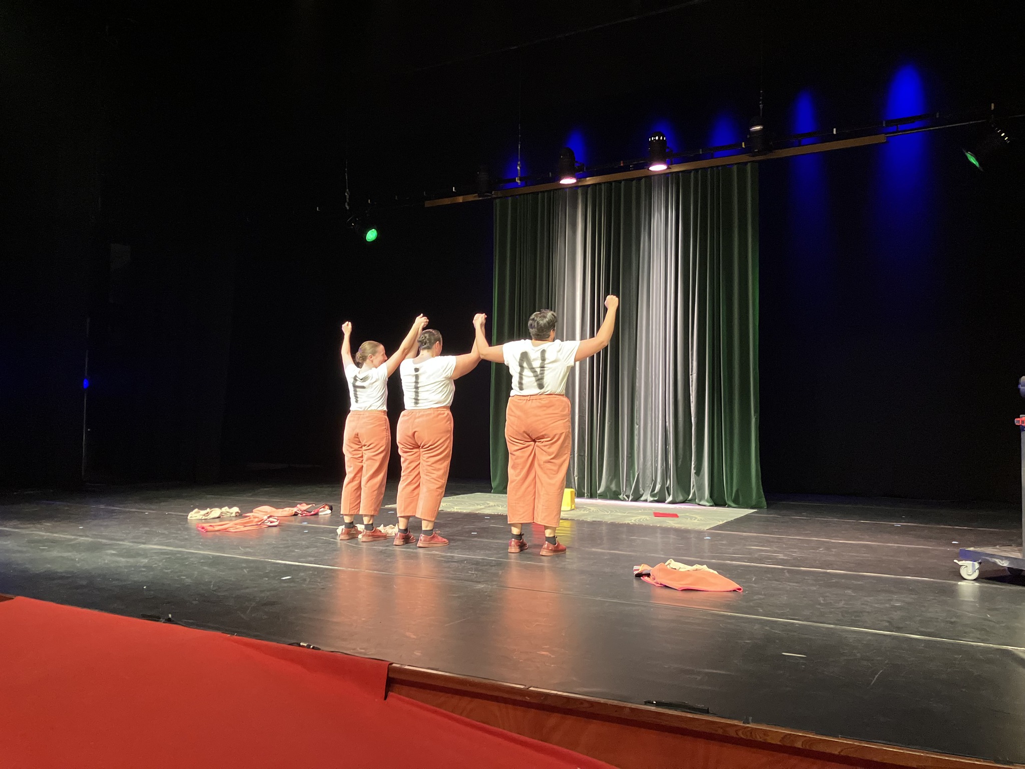 Derradeira función de A Panadaría en Tui con 'As que limpan'. Foto: Roberto Pascual.