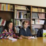 Ánxela Blanco (dinamizadora sociocultural e impulsora do programa), o cineasta Marcos Roddie (artista residente da segunda convocatoria) e Abdul Karamoko (residente de La Fontana)