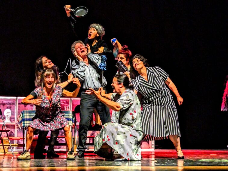 Teatro das Aras representando Reencontro, de Rosa E. Gantes.