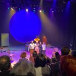 O elenco saúda o público ao remate da función de Riazor Ostia en Vigo