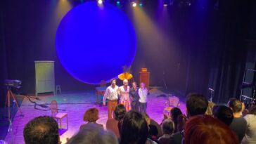 O elenco saúda o público ao remate da función de Riazor Ostia en Vigo