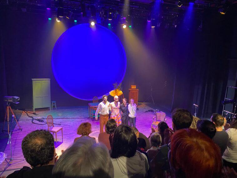 O elenco saúda o público ao remate da función de Riazor Ostia en Vigo