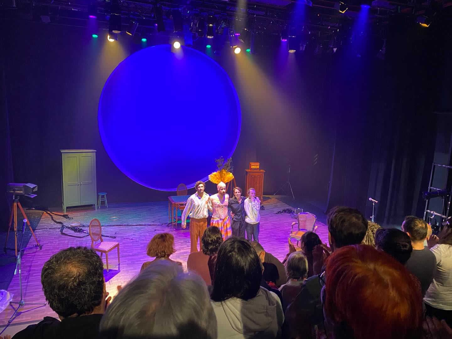 O elenco saúda o público ao remate da función de Riazor Ostia en Vigo