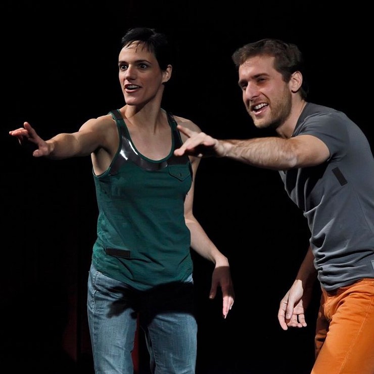"Um Gesto que Não Passa de uma Ameaça". Foto: Sofia Dias & Vítor Roriz "Um Gesto que Não Passa de uma Ameaça". Foto: Sofia Dias & Vítor Roriz