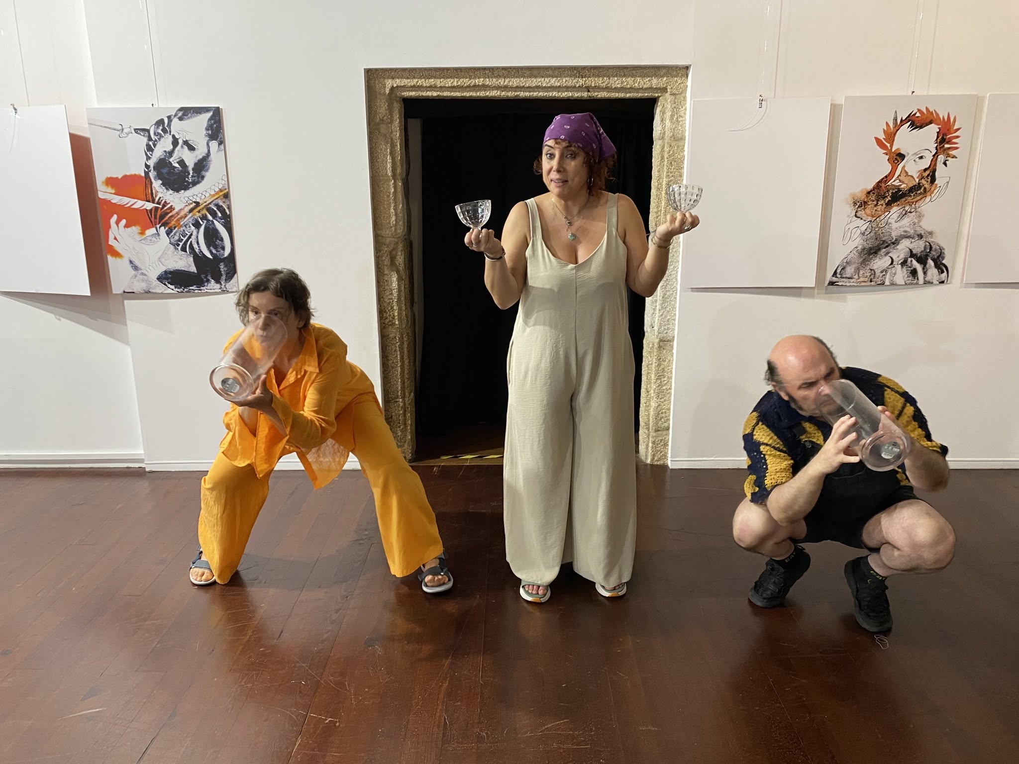 Carmen Lois, Patrícia de La Fuente e António Barreiro en 'Un Copo com Mário Viegas'. Foto: Afonso Becerra
